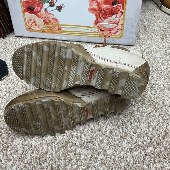 Sorel Tan and Cream Leather Boots - Picture 5 of 8